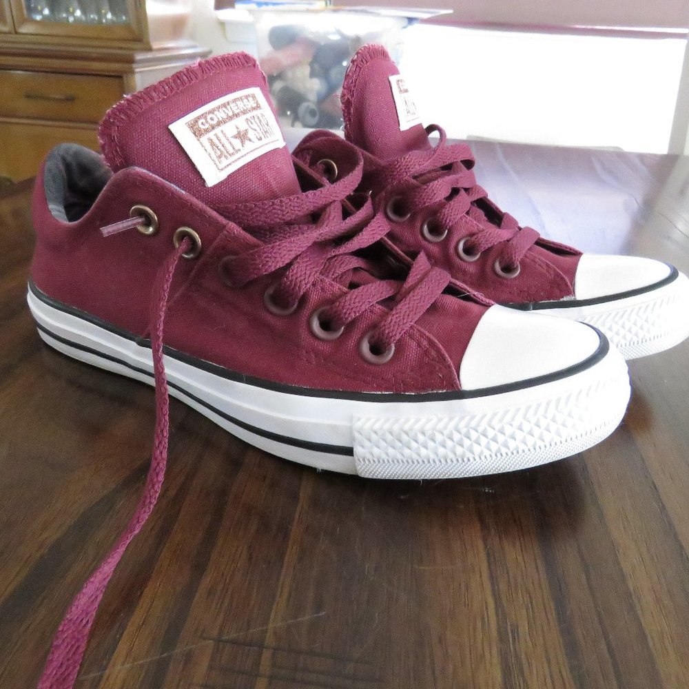 Chuck Taylor All Star Burgundy Sz 6
